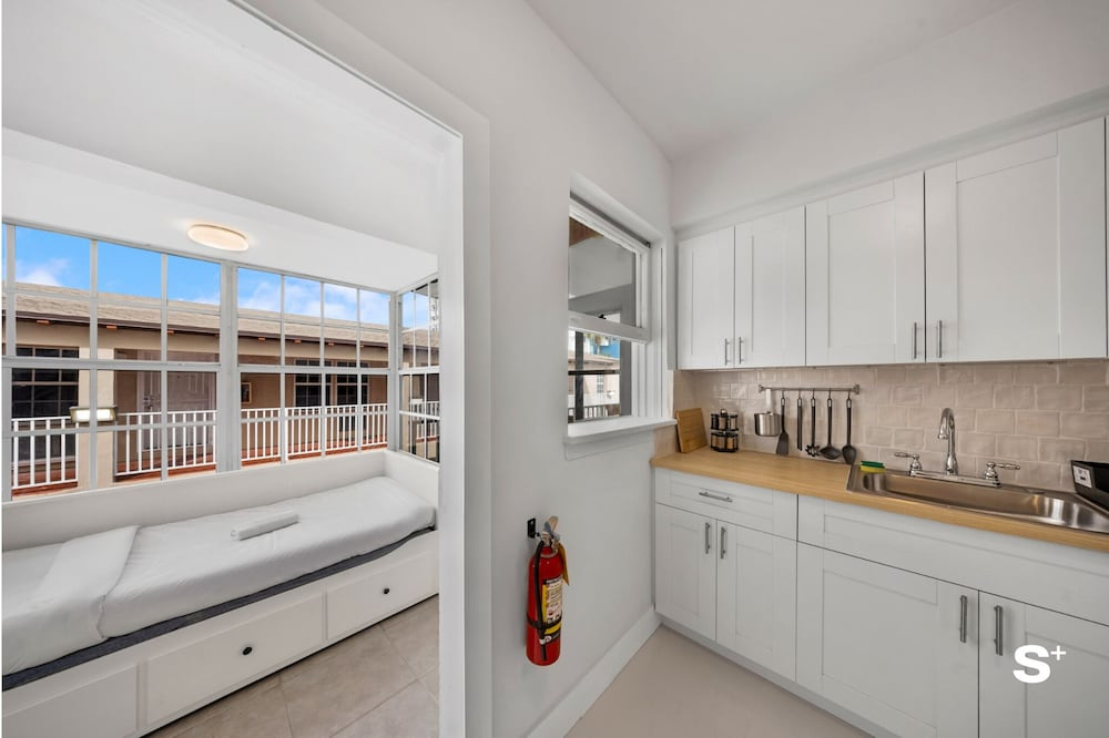 Spacious 1BD Beachside Apt -Free Parking