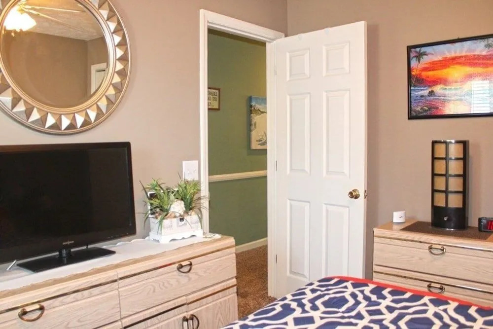 River Oaks 27 B 1 Br condo by RedAwning