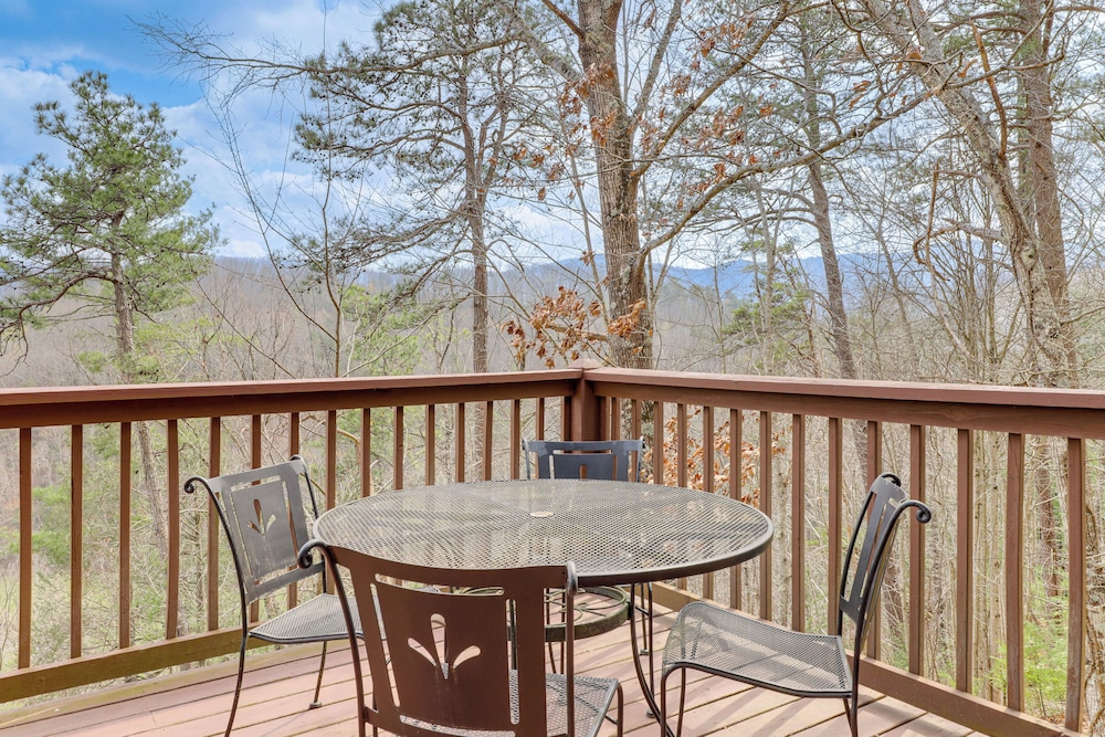'scenic Solitude' w/ Hot Tub: 3 Mi to Pigeon Forge