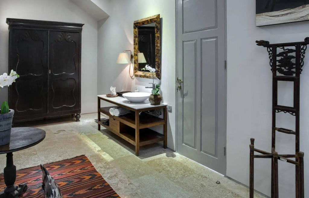 Room & Vespa Suite 2