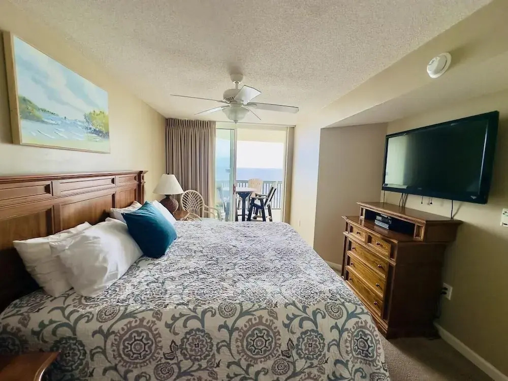 Ashworth 1406 2 Bedroom Condo by RedAwning, North Myrtle Beach