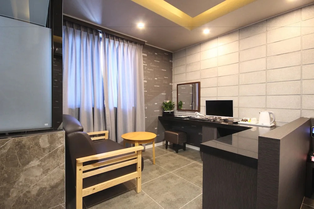 Louis Hotel