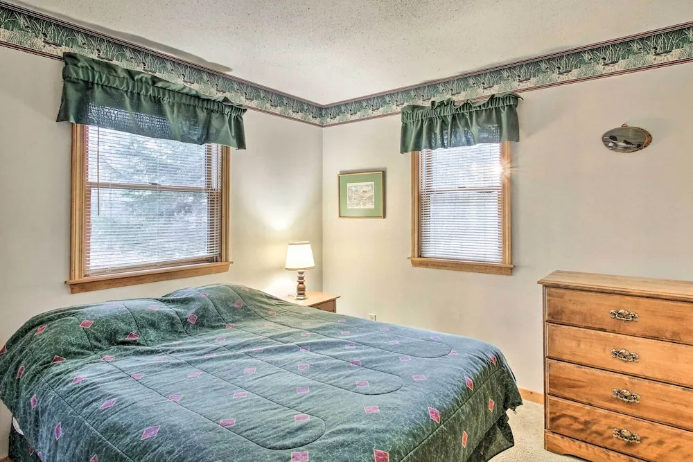 Lakeview Forest Cabin w/ Deck < 1/2 Mile to Beach!