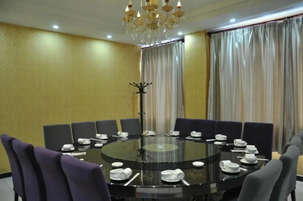 Yichuan Longsheng Business Hotel