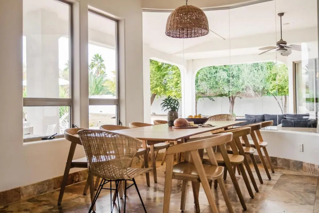 Sleeps 19, 7bdr Estate! Sports Court, Putting Green, Pool Farrier by Avantstay