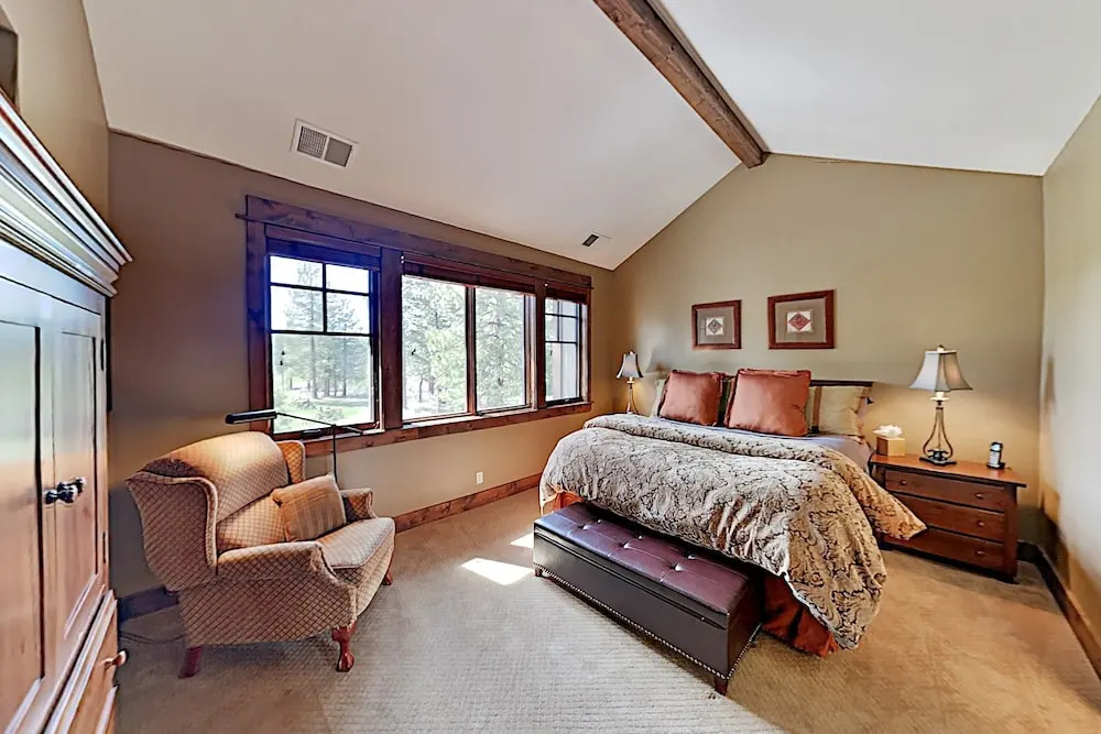New Listing! All-suite Townhome W/ Deck & Hot Tub 3 Bedroom Townhouse
