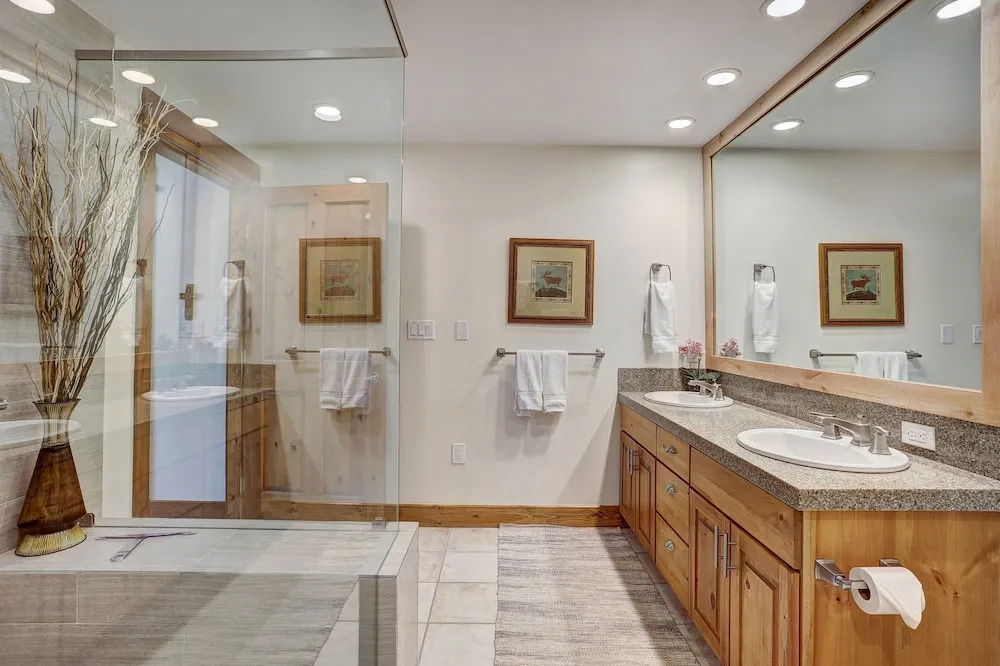 2 BR Condo Arrowhead Village, Walking Distance to Lift