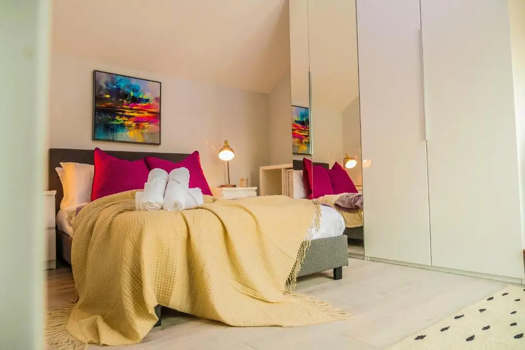NEW Cosy & Secure - 2 Bed - Free WIFI - Modern & Functional