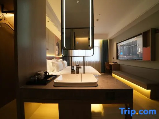 Three Cats Hotel (Guangsha Construction College)