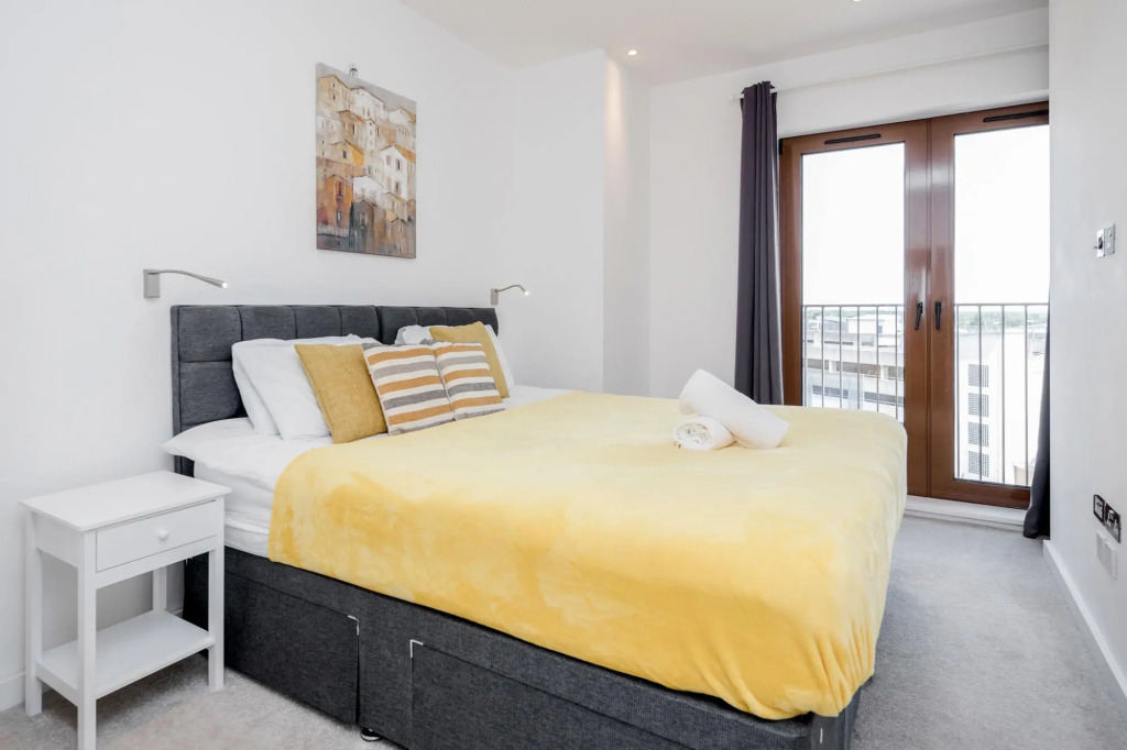 2 Bedroom Top Floor Grosvenor's Luxury Apartment - 5 mins Walk to the Station, Free WiFi