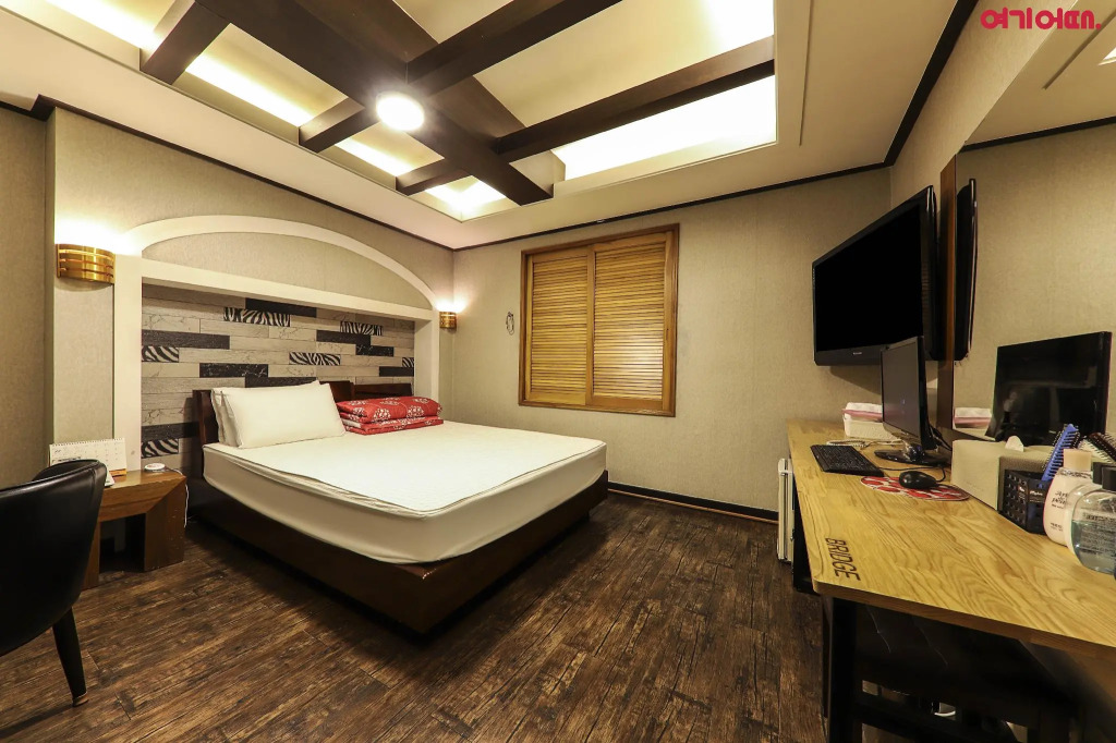Bridge Hotel