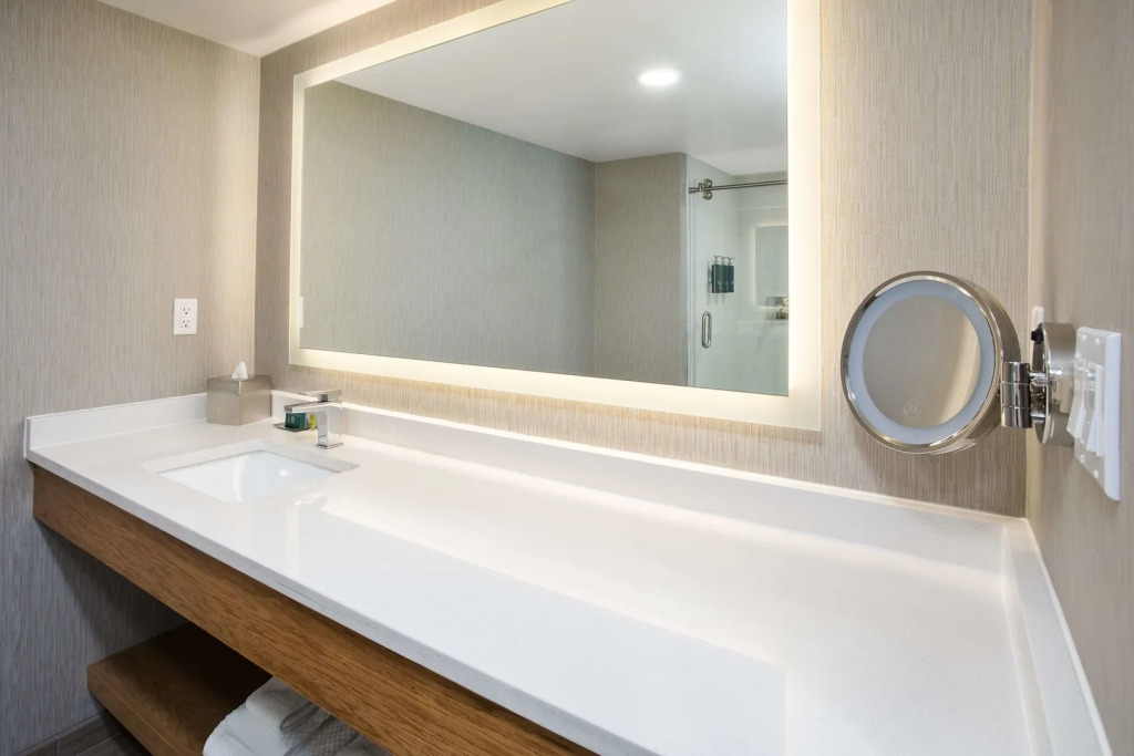 DoubleTree by Hilton Lansing
