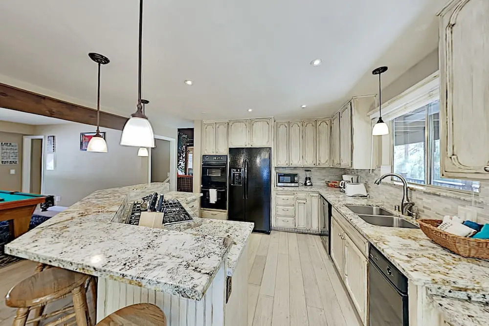 Expansive 7br W/ Hot Tub & Game Room 7 Bedroom Home