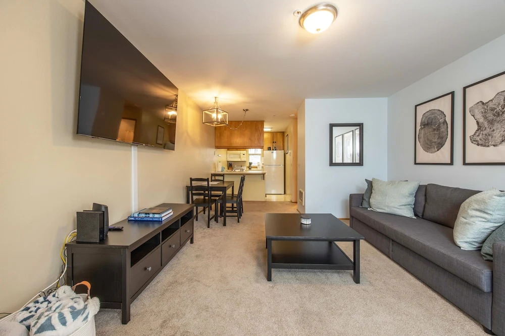 04 Lodge 1 Bedroom Condo by RedAwning