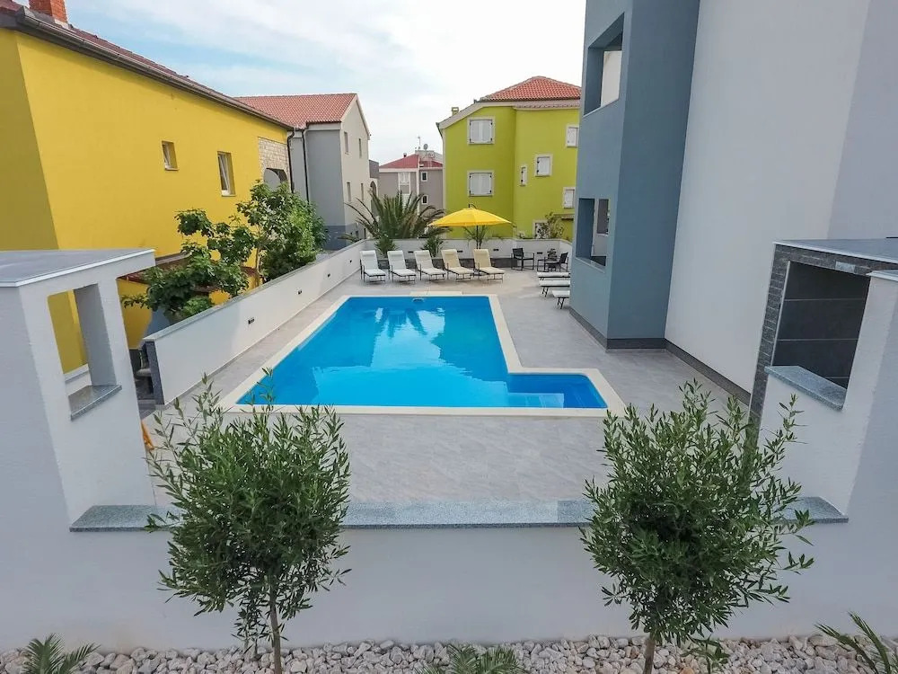 Lucky Luke Pool Apartments