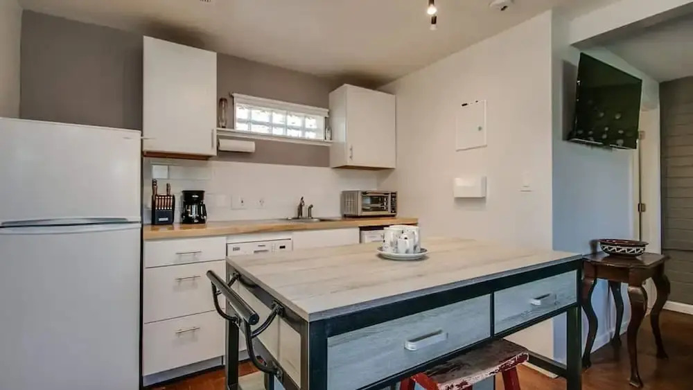 Charming Mid Town Guest House W/private Patio!
