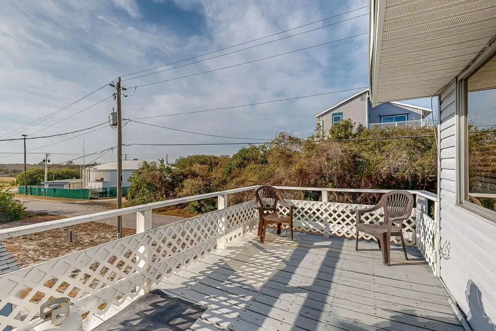 Serene 2-level Home With Wifi & Deck - Walk to Beach, 1 dog Welcome