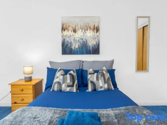 Friary Townhouse -5 Double Bedrooms, 4 Bathrooms, GYM, GAMES, GARDEN