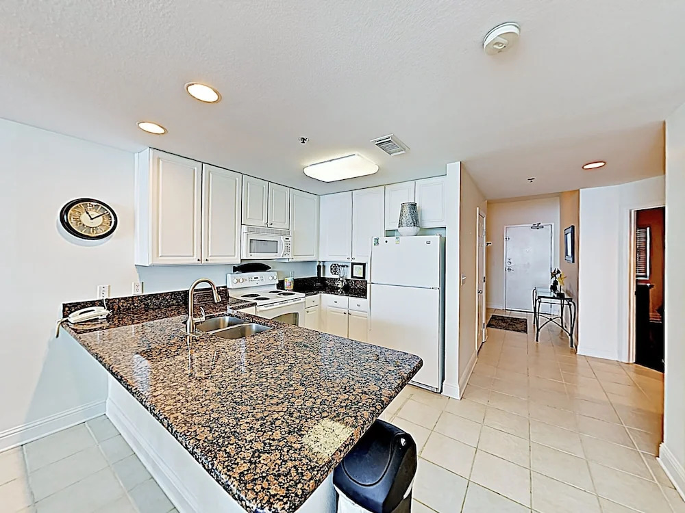 New Listing! Lighthouse W/ Gulfside Pools 2 Bedroom Condo