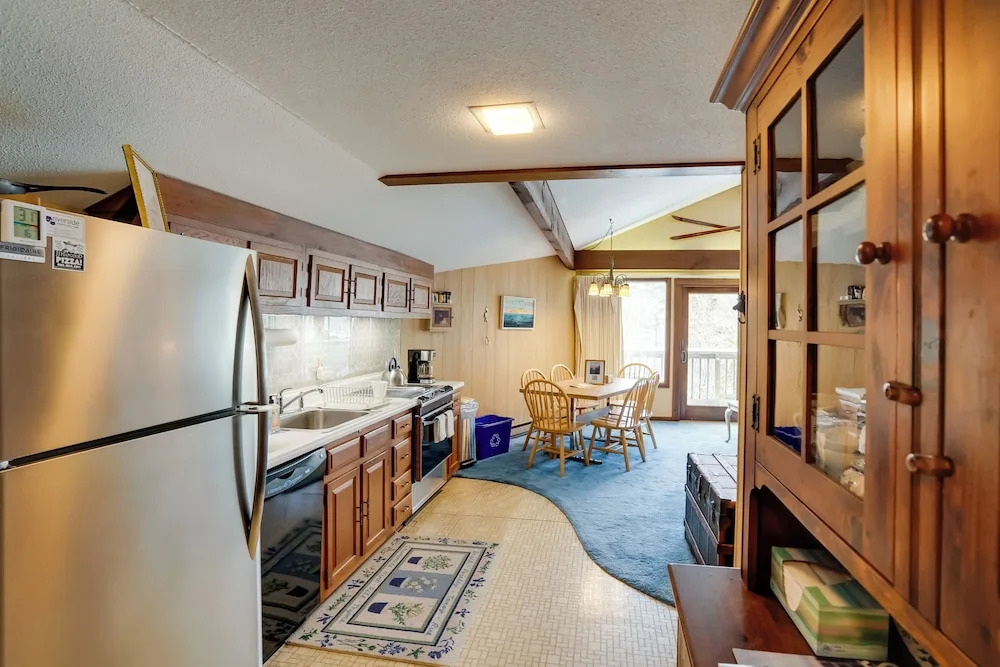 Bromley Mountain Escape w/ 2 Balconies: Hike & Ski
