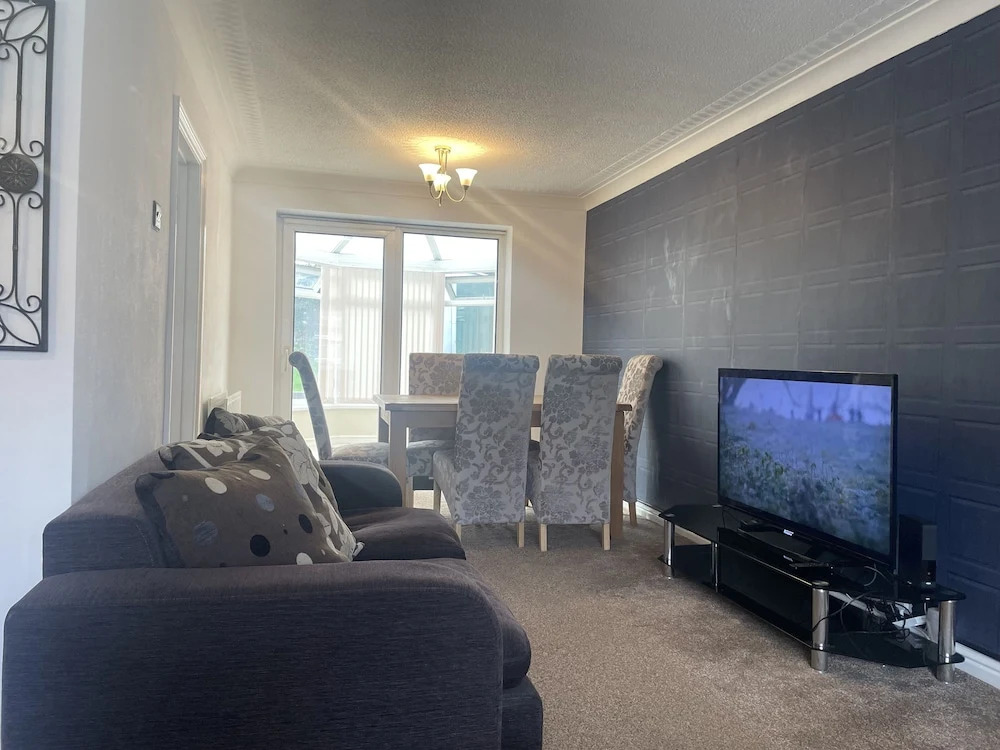 4 Bedroom House - Sleeps 6 - Garden, Bbq, Parking