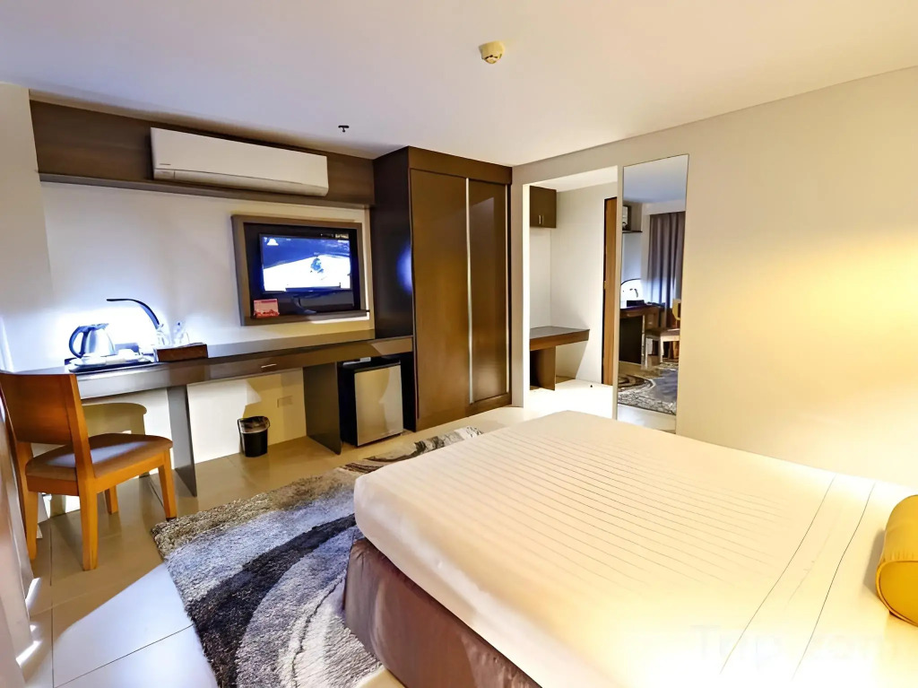 Home Crest Hotel