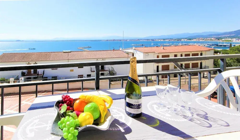 Villa near Roses with Pool & Beach Access