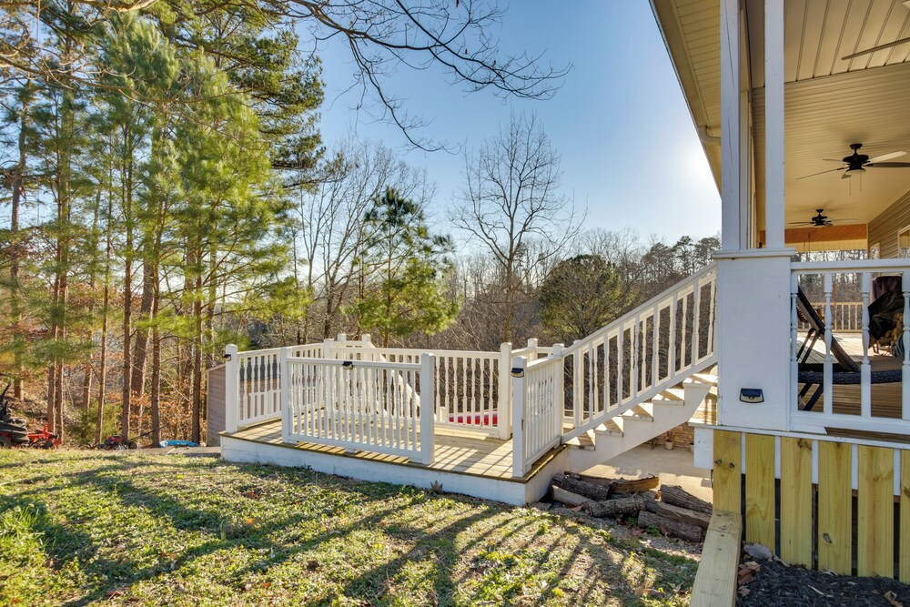 On-site Lake Access: Serene Waterloo Getaway