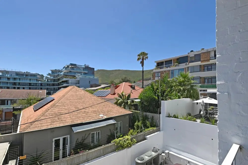 Modern Living Mountain Ocean View 100m to Beach