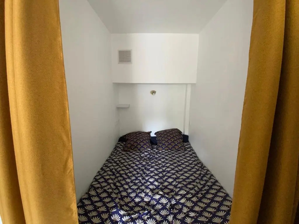 Appartement avec balcon et vue sur port - wifi privé - au dessus du Restaurant le Yackams