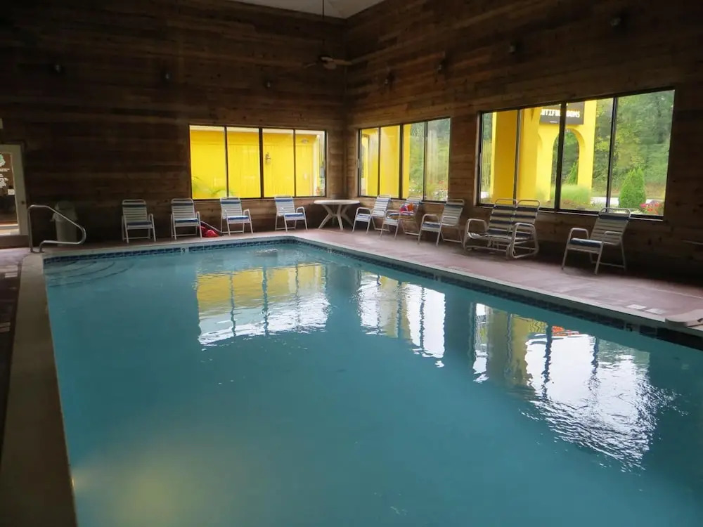 Golden Manor Inn & Suites