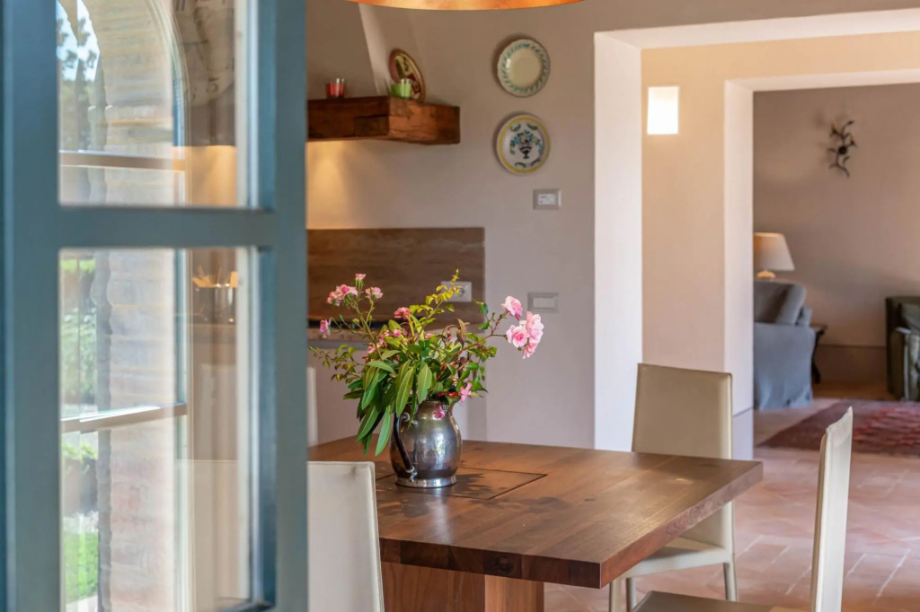 From this beautiful property, immersed in the Sienese countryside, you can enjoy sunsets with changi-Podere i Poggi