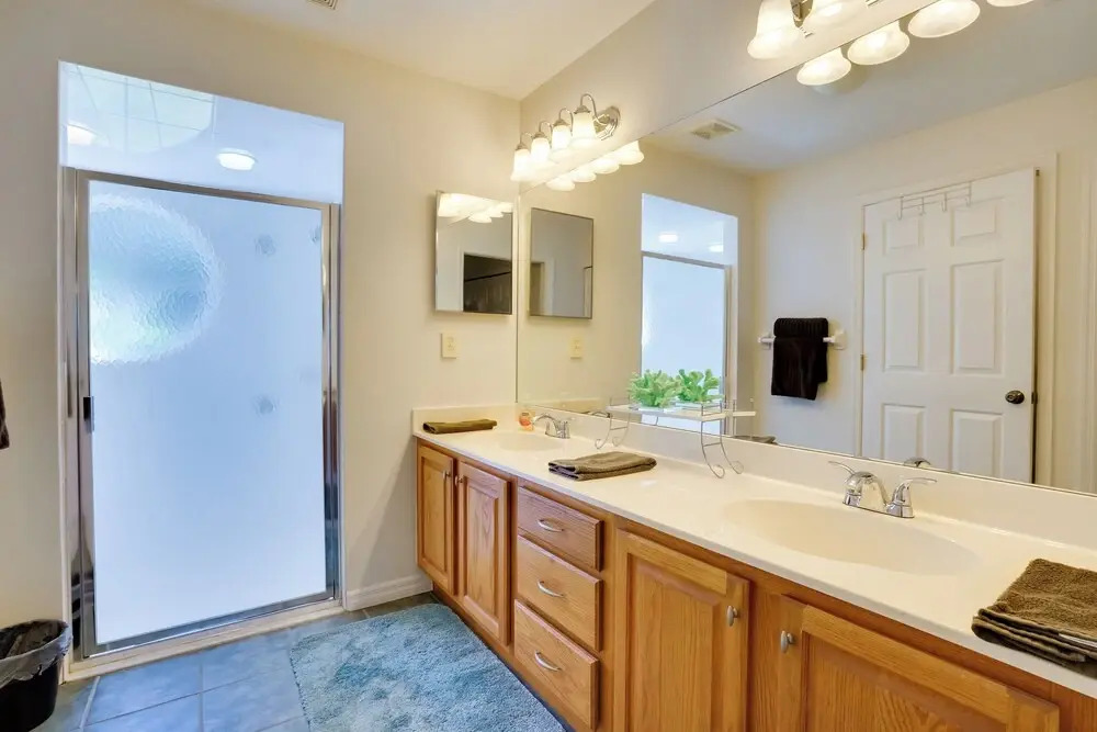 Walk to Lake: Home w/ Screened Porch in Sebring!
