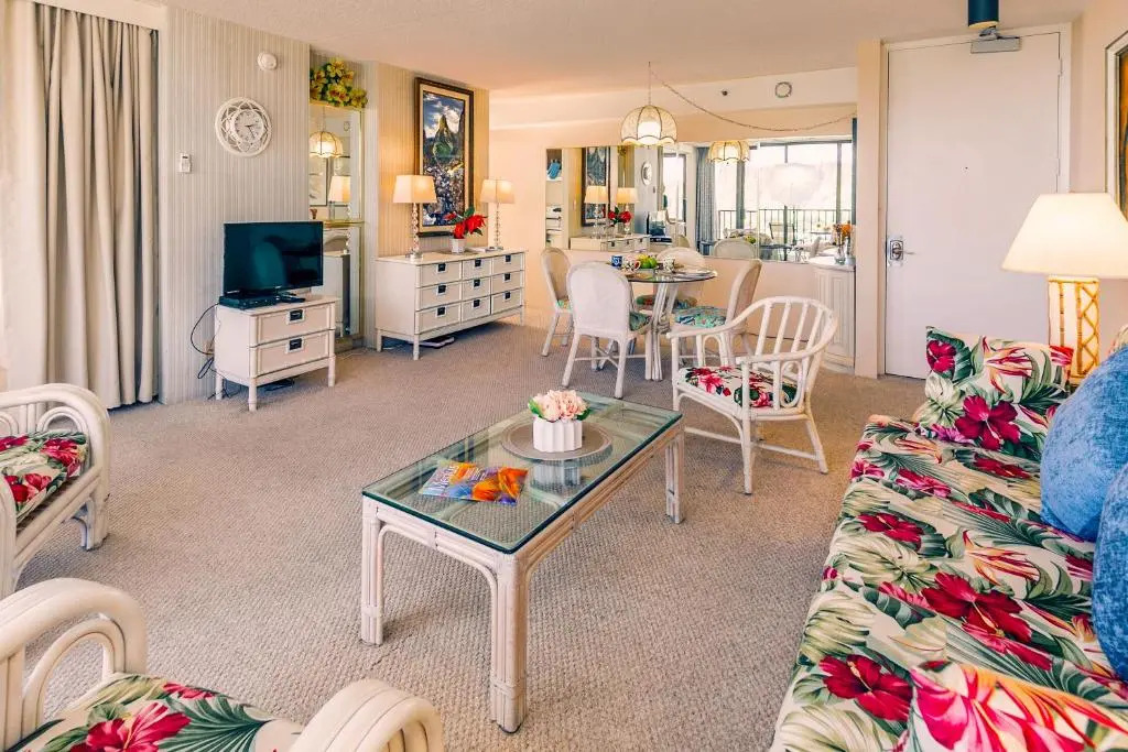 Fabulous Diamond Head and Ocean Views 33rd Floor - Parking, WiFi - Close to Beach