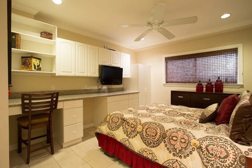 128 39th ABC 5 Bedrooms 3 Bathrooms Villa