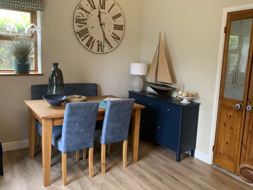 Vineyard Cottage Sleeps 4 with Garden