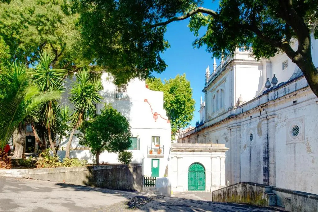 Sunny & Quiet in Historic Center