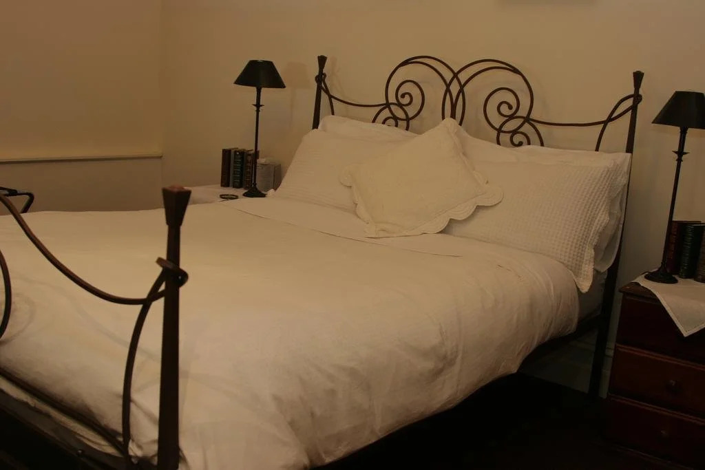 Stones Throw Cottage Bed & Breakfast