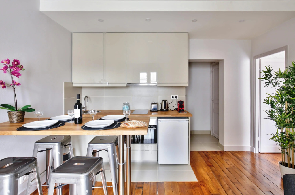 B 832  - Buttes Chaumont - Spacieux appartement
