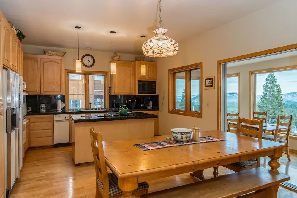 Charming Tahoe Donner Chalet by RedAwning