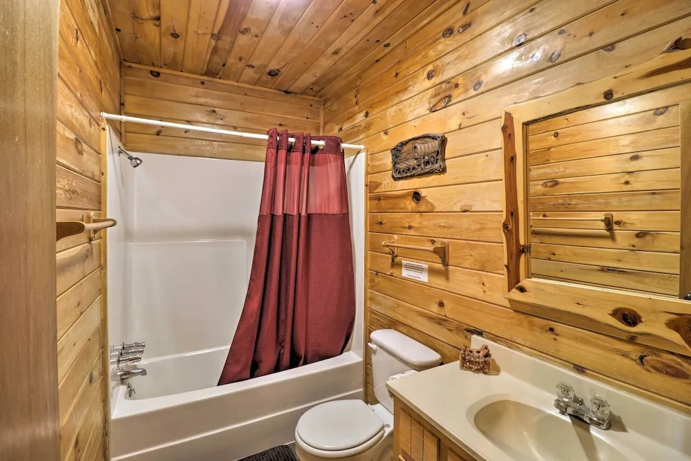 Cozy Cabin with Hot Tub 4 Mi to Broken Bow Lake