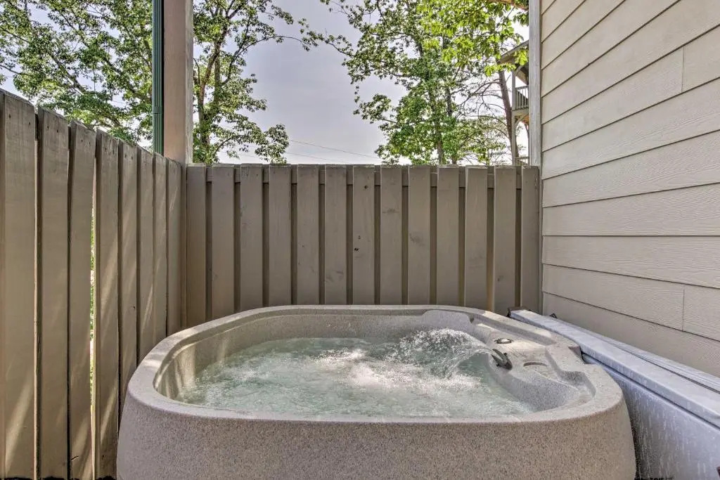 'Madison Bear Garden' 7Bdr w/Hot Tub + Pool Access