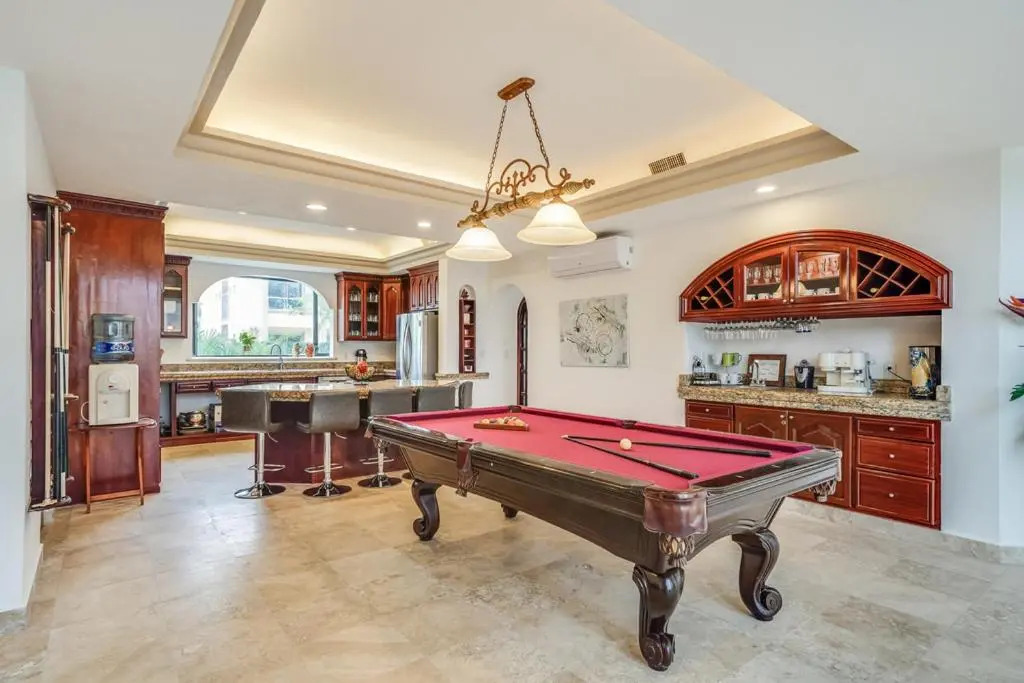 Lagoon & Beach Steps Away 5-bdrm Villa Elegancia