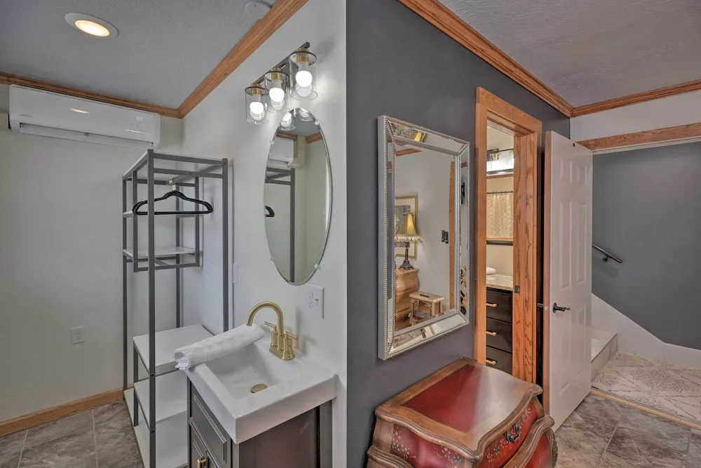 Regal River Retreat in the Heart of Yankton!