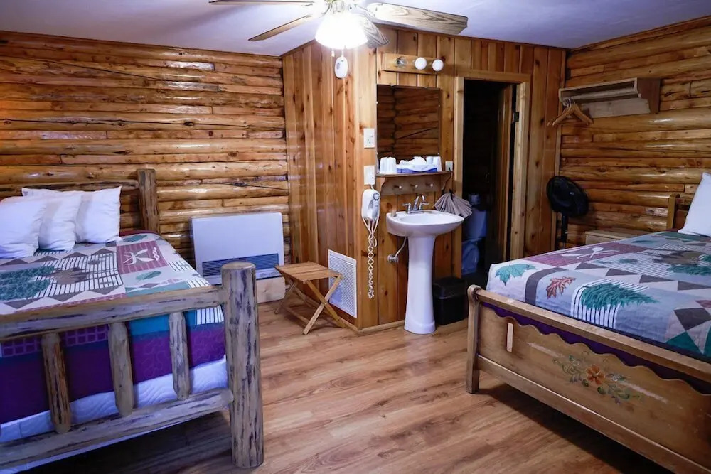 Twin Pines Lodge & Cabins