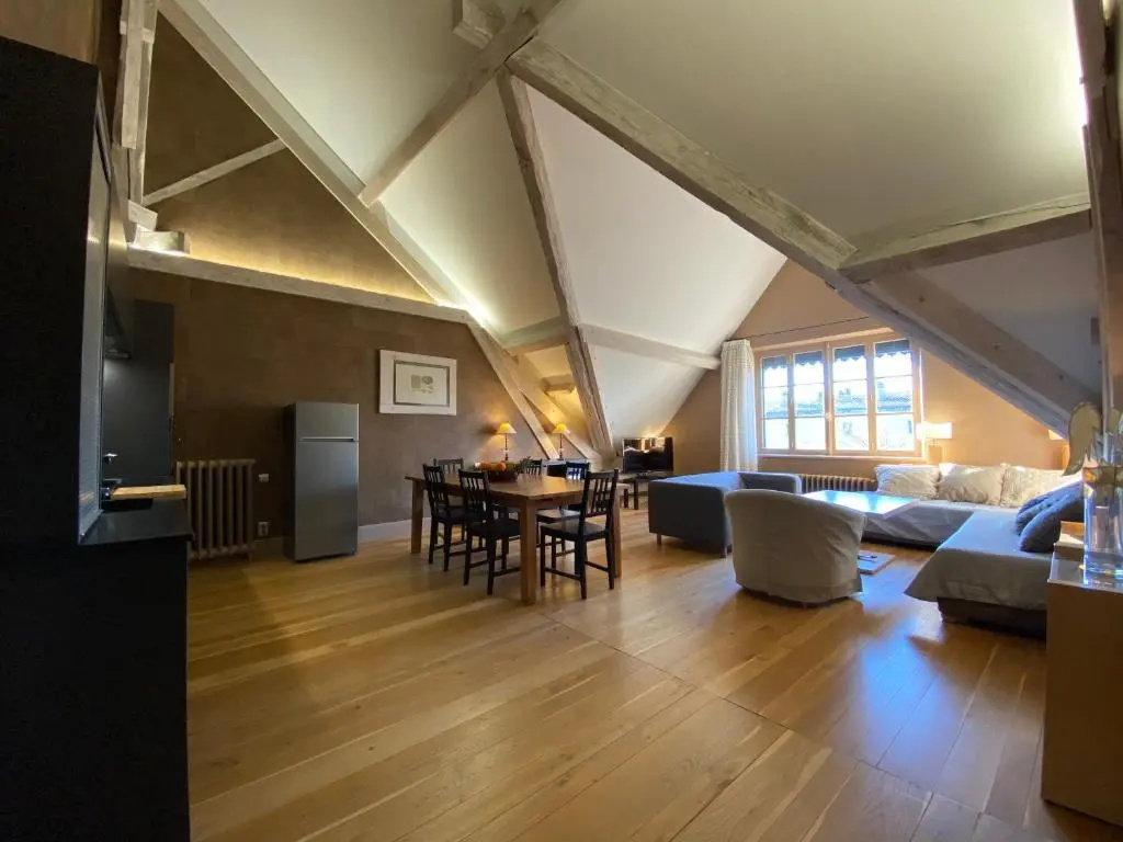 Demeure Saint Louis, Cité 10mn à pieds, PARKING Privé, BORNES 7,2 KW, AC, FULL WIFI
