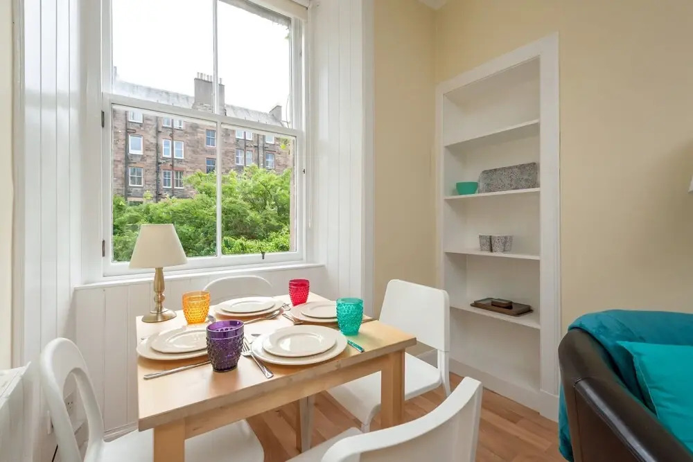 Cosy 1 Bedroom Flat With View of Union Canal