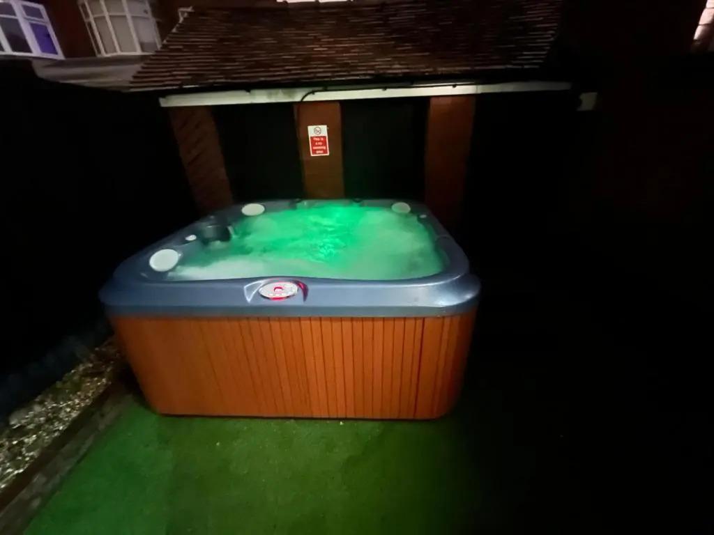 Friends House, Hot Tub, Sleeps 8
