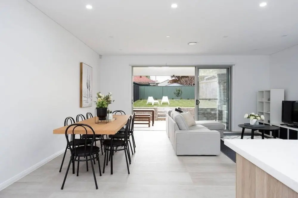 5 Bedroom Sydney Mansion with Parking