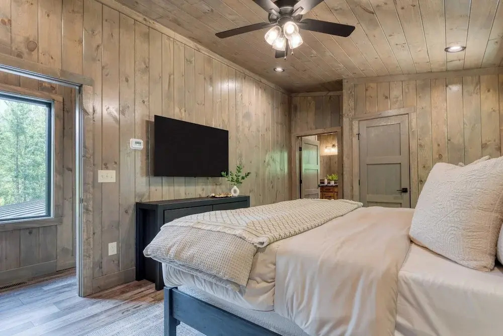 Luxe Cabin w/ Hot Tub, Views & Game Room Sleeps 10 Do Good Holler by Avantstay